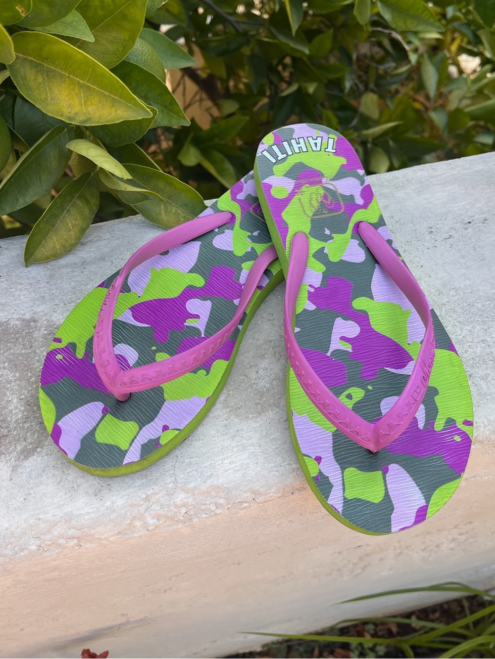 Tahitian Move hard-to-find flip flops - Size 9.5